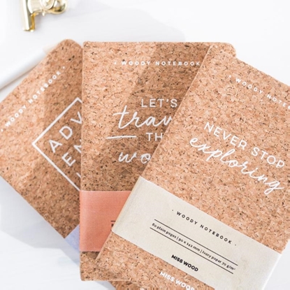 Afbeeldingen van Woody schriftje A6 kurk Never stop exploring