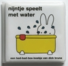 Afbeelding van nijntje speelt met water