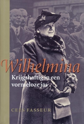 Afbeeldingen van Wilhelmina Krijgshaftig in een vormeloze jas