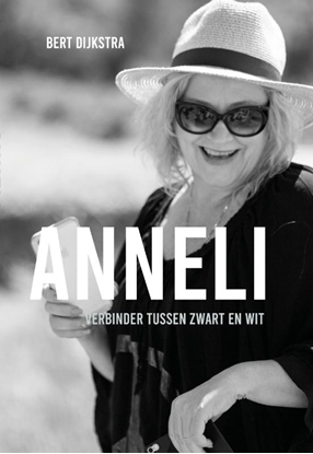 Afbeeldingen van Anneli, tussen zwart en wit