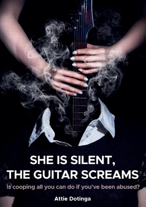 Afbeeldingen van She is silent, the guitar screams