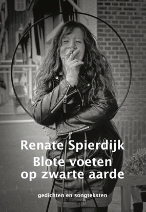 Afbeeldingen van Blote voeten op zwarte aarde