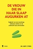 Afbeelding van De vrouw die in haar slaap augurken at