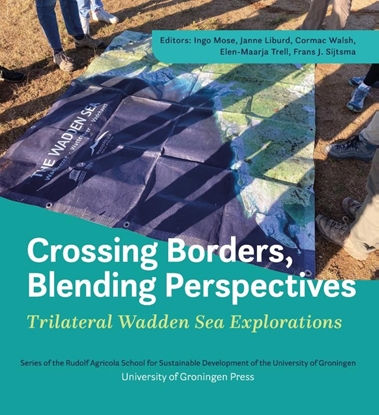Afbeeldingen van Crossing Borders, Blending Perspectives